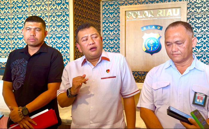 Dirkrimsus Polda Riau Kombes Pol Nasriadi didampingi Koordinator Pengawas Bidang Investigasi BPKP Riau Sjachroel Hidhayat Siregar dan Kasubdit Tipidkor Kompol Gede Adi saat memberikan keterangan pers
