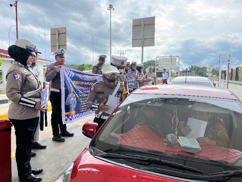 Kasatlantas Polres Kampar, AKP Vino Lestari didamping Kanit Regident Satlantas Polres Kampar, Iptu Toriq Akbar  bersama  tim  dari  Sat lantas  Polres  Kampar sosialisasi keselamatan berkendara.