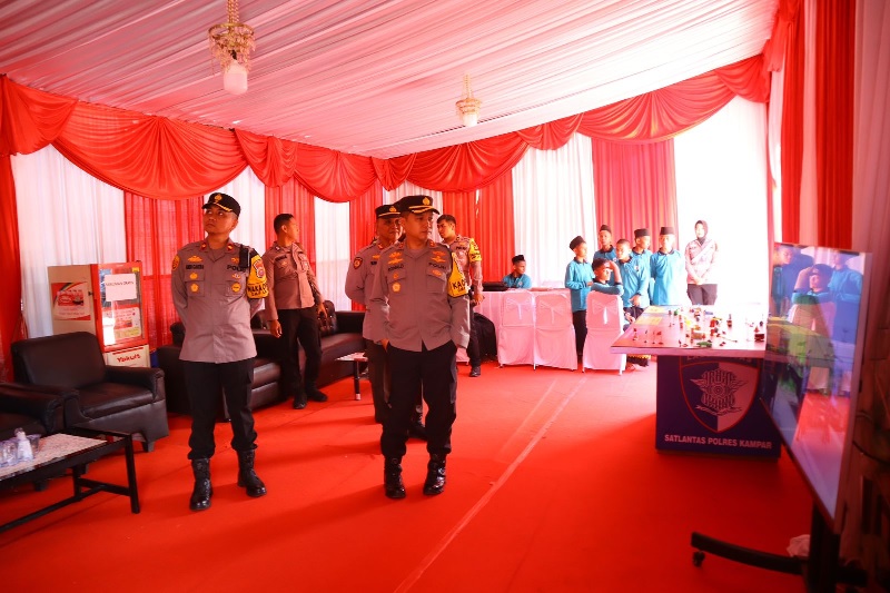Kapolres Kampar AKBP Ronald Sumaja meninjau Pospam Nataru di Km 62  Lapangan  Merdeka  Bangkinang  Kota, Rabu (25/12/2024).