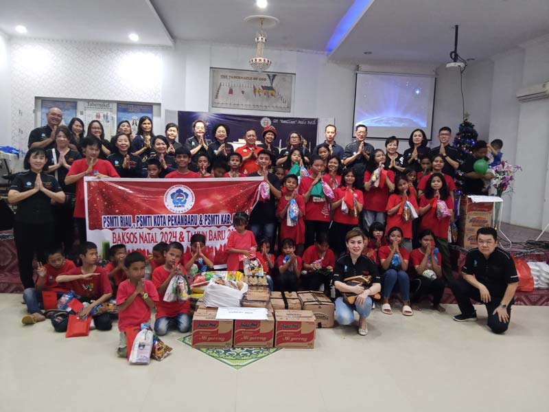 Rombongan PSMTI Riau foto bersama dengan anak-anak di salah satu panti asuhan saat penyerahan bingkisan Natal, Rabu (25/12/2024).