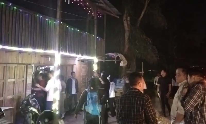 Rombongan Komisi I DPRD Pekanbaru dan aparat penegak hukum melakukan razia warung remang-remang di Jalan SM Amin, Kecamatan Payung Sekaki, Selasa (24/12/2024)