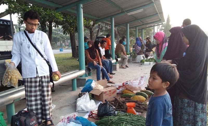 Para penjual dan pembeli melaku&shy;kan&shy;&nbsp;transaksi&nbsp;jual-beli&nbsp;kebutuhan pokok di&nbsp;pasar dadakan yang digelar para mitra binaan program Community Deve&shy;lopment (CD) PT RAPP