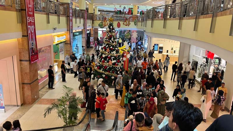 Suasana Mal SKA ramai pengunjung yang menghabiskan liburan Natal, Kamis (25/12/2024).
