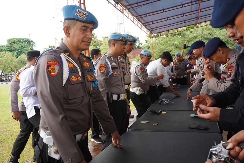 Provos Polda Riau saat memeriksa senjata api (senpi) milik anggota polri di Polda Riau, awal pekan ini.&nbsp;
