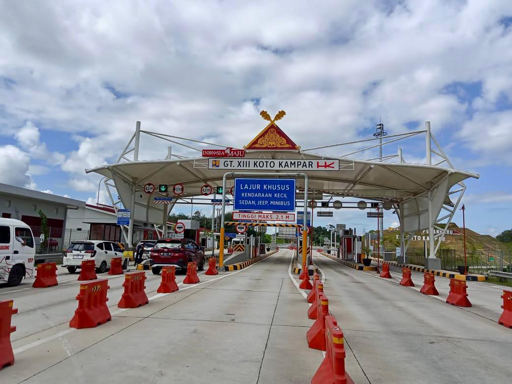 Gerbang Tol XIII Koto Kampar Jalan Tol Pekanbaru-XIII Koto Kampar yang menghubungkan Riau-Sumbar trafiknya meningkat tajam saat libur hari Natal, Rabu (25/12/2024).