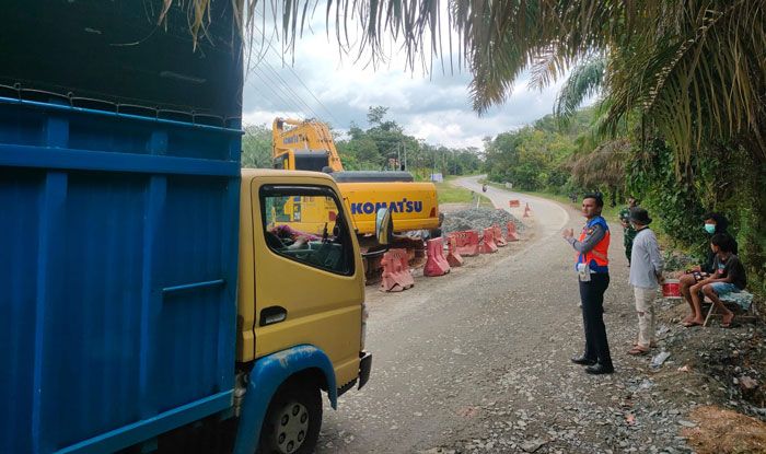 Jalan lintas Riau-Sumbar Km 91 Desa Pulo Gadang, Kecamatan XIII Koto Kampar, Kabupaten Kampar masih dalam proses pemadatan, Kamis (26/12/2024).