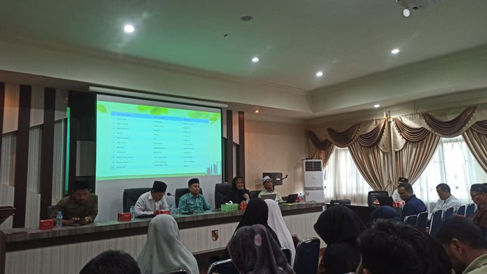 Komisi penelitian dan pengkajian Majelis Ulama Indonesia (MUI) Kota Pekanbaru menggelar FGD di Kantor MUI Pekanbaru Jalan Sudirman, Kamis (26/12/2024).