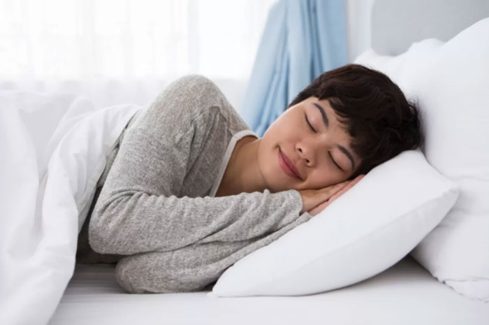 Ilustrasi orang yang sedang tidur dengan posisi miring.