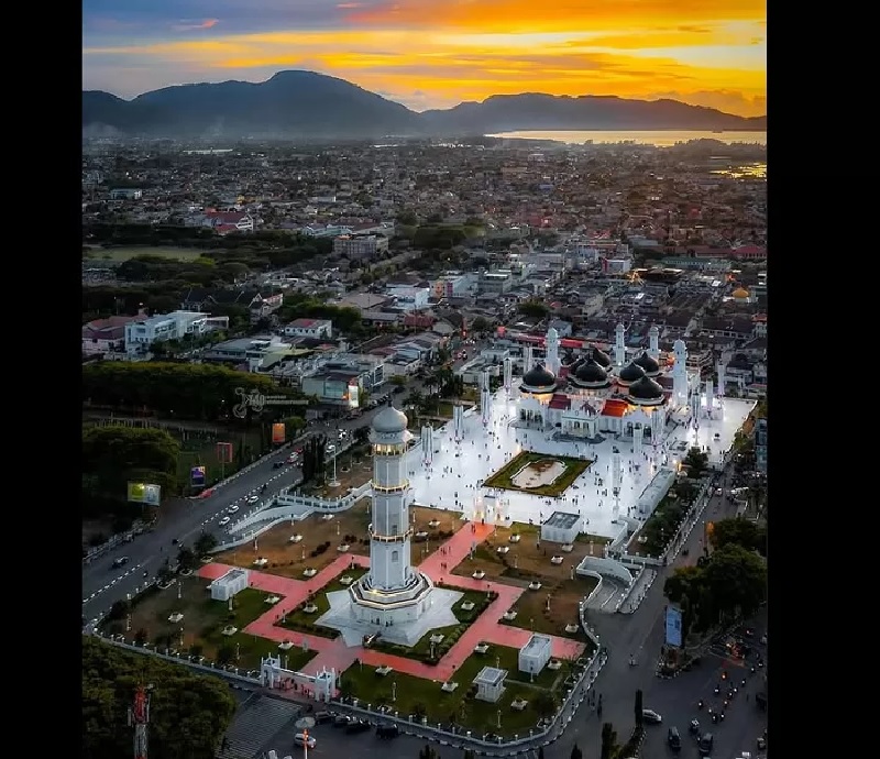 Masjid Baiturrahman di Banda Aceh. Masjid bersejarah ini tetap kokoh berdiri, meskipun diterjang gempa dan tsunami besar pada 26 Desember 2004 silam.