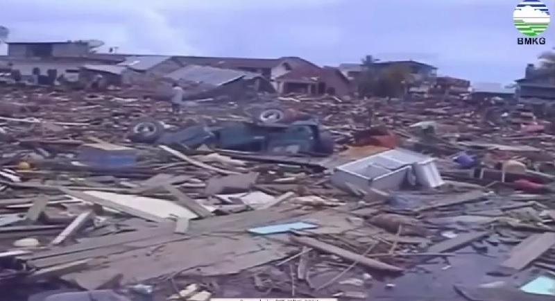 Situasi saat tsunami Aceh 2004. Begitu berharganya sistem peringatan dini untuk mitigasi bencana di Indonesia.