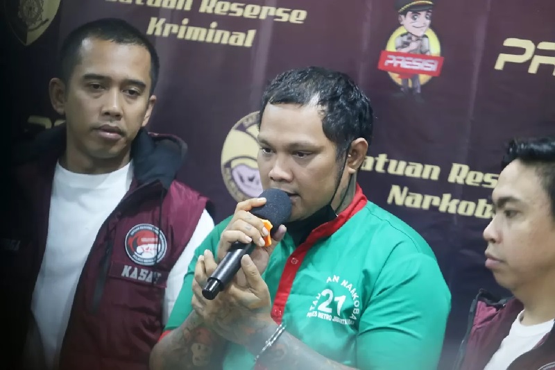 Penyanyi Virgoun dihadirkan saat konferensi pers kasus narkotika di Polres Metro Jakarta Barat, Jakarta, Selasa (25/6/2024).