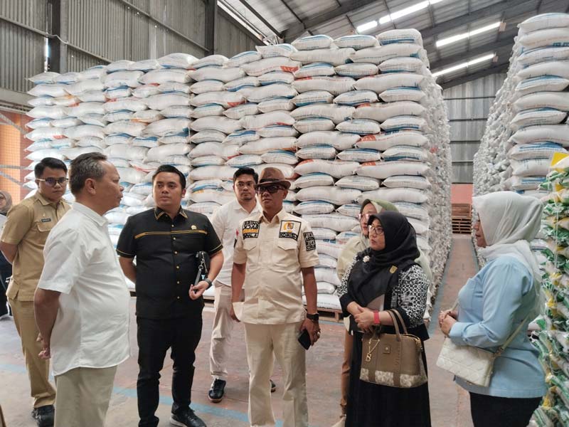 Komisi II DPRD Kota Pekanbaru meninjau gudang logistik beras Bulog di Jalan Jenderal Sudirman, Selasa (24/12/2024) lalu.