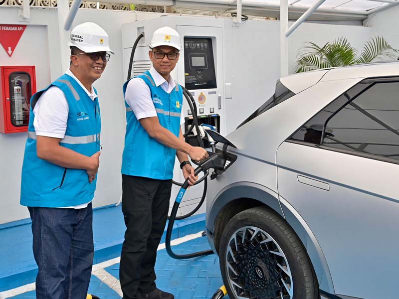 Direktur Utama PLN, Darmawan Prasodjo (kanan) didampingi General Manager PLN UID Jawa Barat, Agung Murdifi (kiri) melakukan simulasi pengisian daya mobil listrik