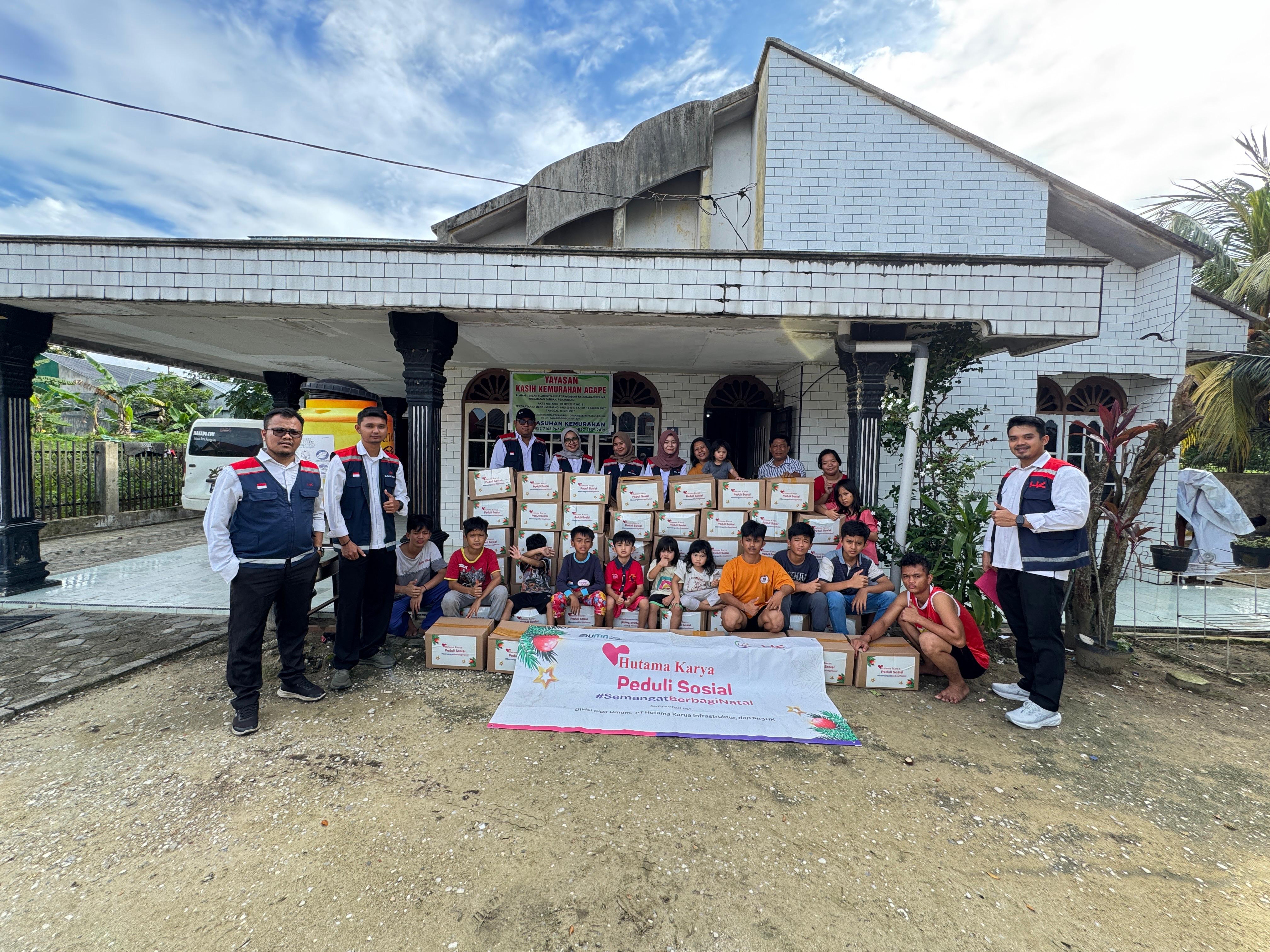 Bakti Sosial Hutama Karya pada momen hari natal digelar di salah satu panti asuhan di Pekanbaru, Selasa (24/12/2024).
