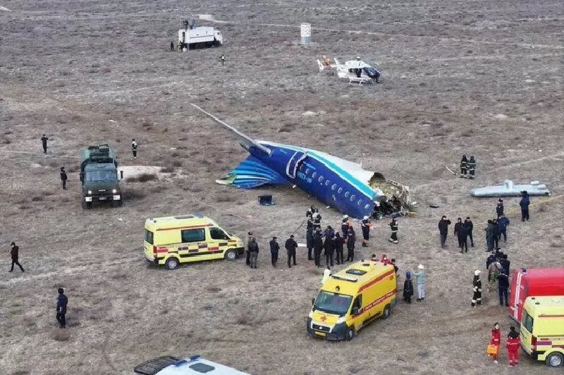 Pesawat Azerbaijan Airlines Embraer ERJ-190AR (4K-AZ65) yang terbang dari Baku ke Grozny jatuh di dekat Aktau, Kazakhstan, pada Rabu (25/12) waktu setempat.