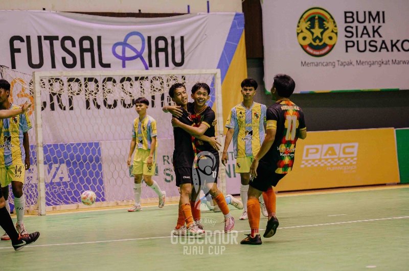 Pemain Inhil melakukan selebrasi usai mencetak gol ke gawang Pekanbaru dalam laga semifinal Futsal Piala Gubernur AFP Riau 2024 yang digelar di GOR Tribuana Pekanbaru, Jumat (27/12/2024).
