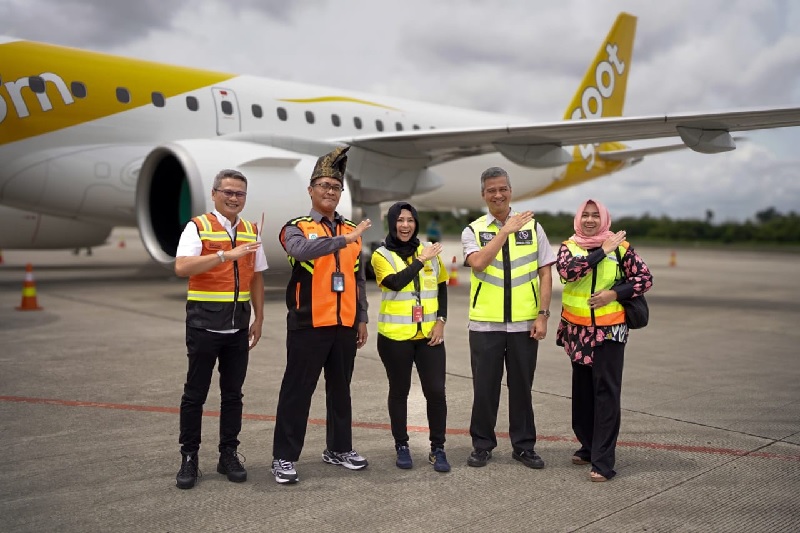 Salam Dirgantara GM Bandara SSK II Radityo Ari Purwoko (pakai tanjak) bersama otoritas bandara.