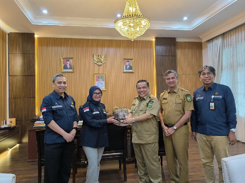 Kepala Perwakilan SKK Migas Sumbagut Rikki Rahmat Firdaus (kanan) foto bersama jajaran SKK Migas dan Pj Gubri SF Haryanto saat silaturahmi ke Kantor Gubri, beberapa waktu lalu.