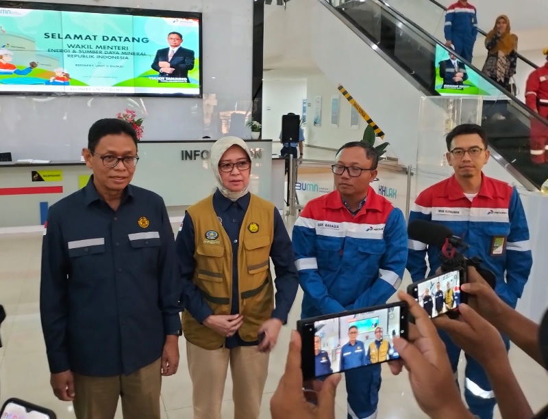 Wakil Menteri ESDM Yuliot Tanjung, memberikan penjelasan kepada awak media saat berkunjung  Kilang Pertamina Internasional (KPI) RU II Dumai di Jalan Putri Tujuh, Jumat (27/12/2024) sore.