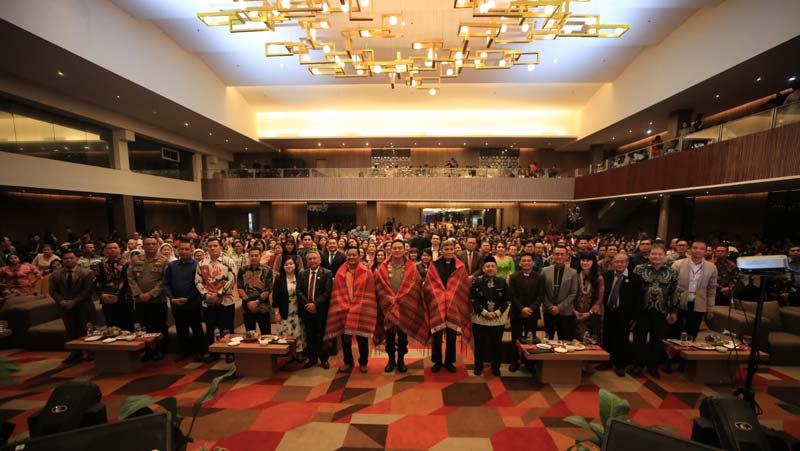 Umat kristiani berfoto bersama Kapolda Riau Irjen Pol Mohammad Iqbal saat perayaan Natal Oikumene di Hotel Premiere Pekanbaru, Kamis (26/12/2024).