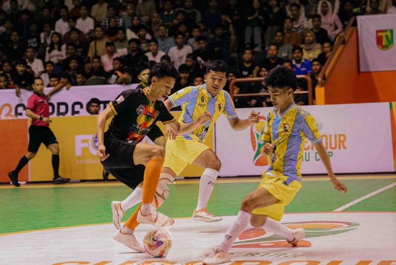 Pemain Inhil (kiri)  mencoba melewati dua pemain Pekanbaru dalam laga semifinal Futsal Piala Gubernur Riau 2024 yang digelar AFP Riau di GOR Tribuana Pekanbaru, Jumat (27/12/2024).