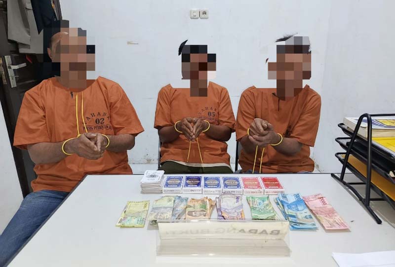 Polsek Perhentian Raja berhasil menangkap tiga tersangka yang sedang asyik main kartu joker di&nbsp; Jalan&nbsp; Poros&nbsp; PT BTR&nbsp; Desa&nbsp; Pantai&nbsp; Raja