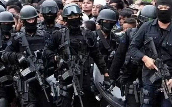 Tim Detasemen Khusus (Densus) 88 Anti Teror Polri telah melakukan penangkapan 4 warga Majalengka karena diduga terlibat jaringan terorisme