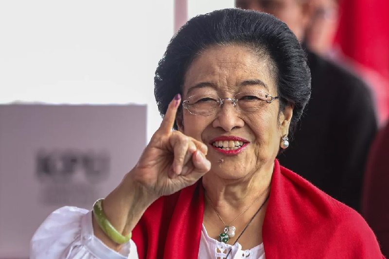 Presiden ke-5 RI Megawati Soekarnoputri menunjukkan jari yang sudah tercelup tinta pada Pemilihan Umum Kepala Daerah (Pilkada) Serentak 2024 di TPS 024 Kebagusan, Jakarta, Rabu (27/11/2024).