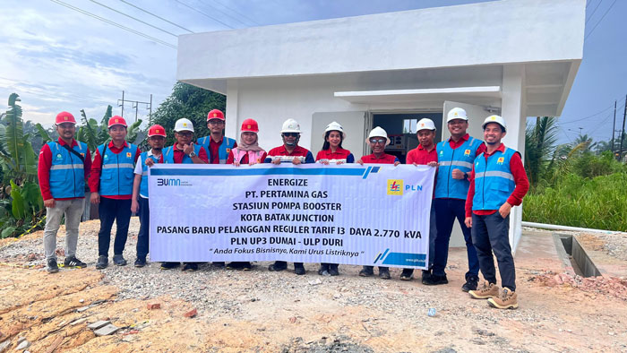 Perwakilan dari PLN dan PT Pertamina Gas foto bersama dalam momen sinergi kerja sama pemenuhan pasokan listrik di Simpang Batang Kabupaten Rokan Hilir dan Kota Batak Kabupaten Siak, Provinsi Riau