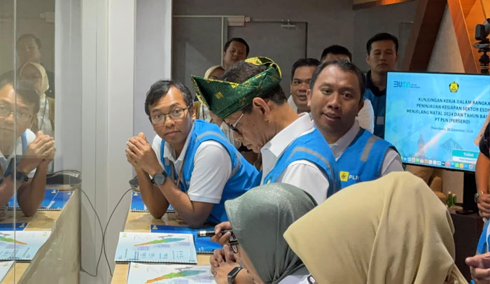 Wamen ESDM Yuliot Tanjung (bertanjak) mengecek daya listrik Riau dan Sumatera di Kantor PLN UID Riau Kepri, Kota Pekanbaru, Sabtu (28/12/2024).