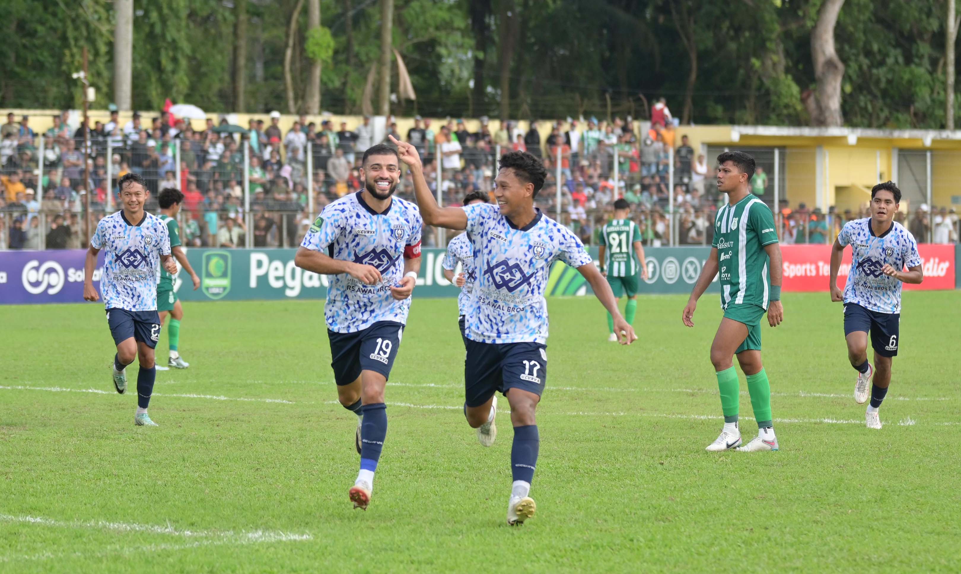 Mantan penyerang PSPS, Omid Popalzay, bersama Asir Asiz melakukan selebrasi usai menjebol gawang PSMS Medan di Stadion Baharuddin Siregar, Deli Serdang, Sabtu (19/10/2024) lalu.