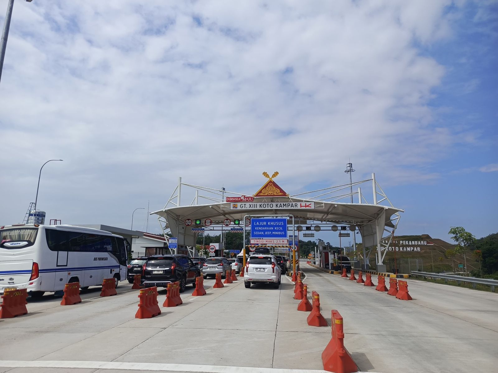 Gerbang Tol XIII Koto Kampar ruas Jalan Tol Pekanbaru-XIII Koto Kampar yang menghubungkan jalan nasional Provinsi Riau dan Provinsi Sumbar terpantau ramai lancar, Sabtu (28/12/2024).