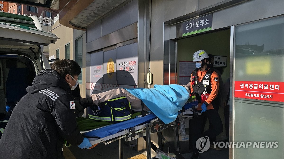 Seorang penumpang selamat dari kecelakaan pesawat di Bandara Internasional Muan, Provinsi Jeolla Selatan, diangkut ke rumah sakit di Mokpo, sebuah kota di provinsi yang sama, Ahad (29/12/2024).