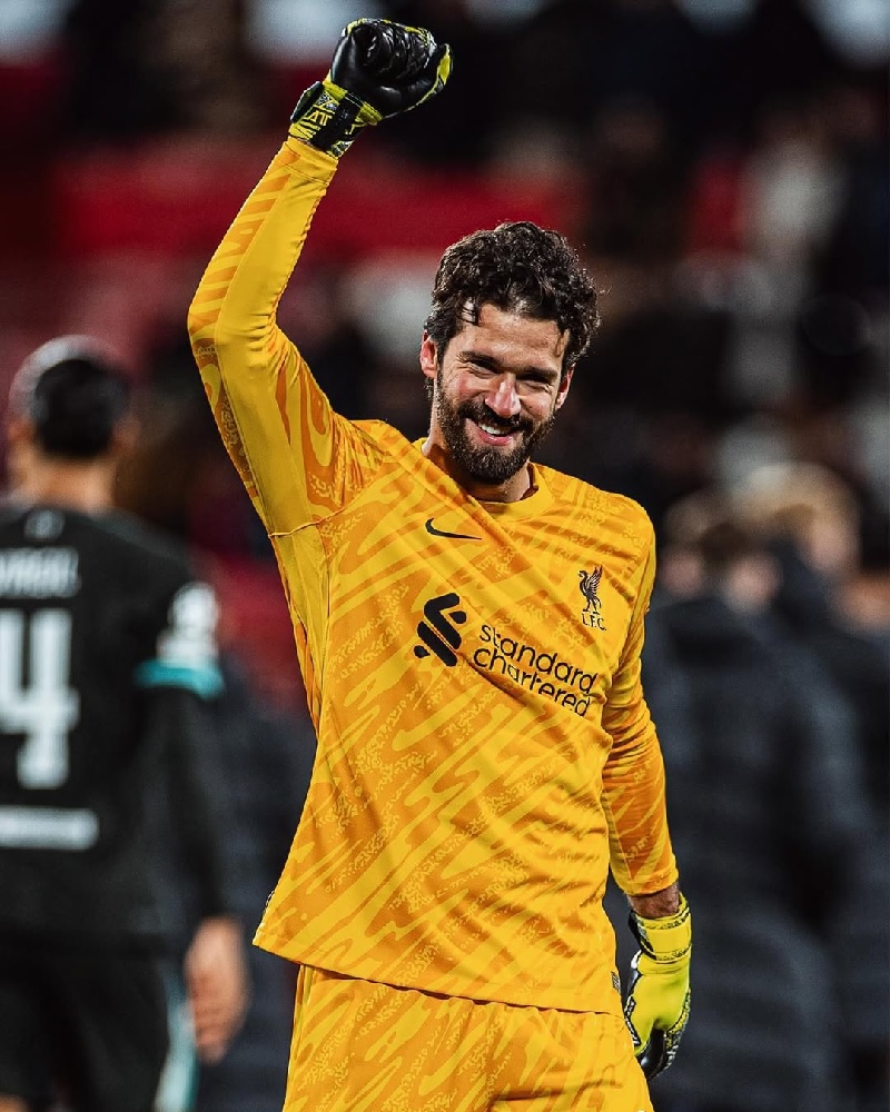 Alisson Becker mendesak rekan-rekan setimnya di Liverpool untuk menciptakan sejarah mereka sendiri musim ini.