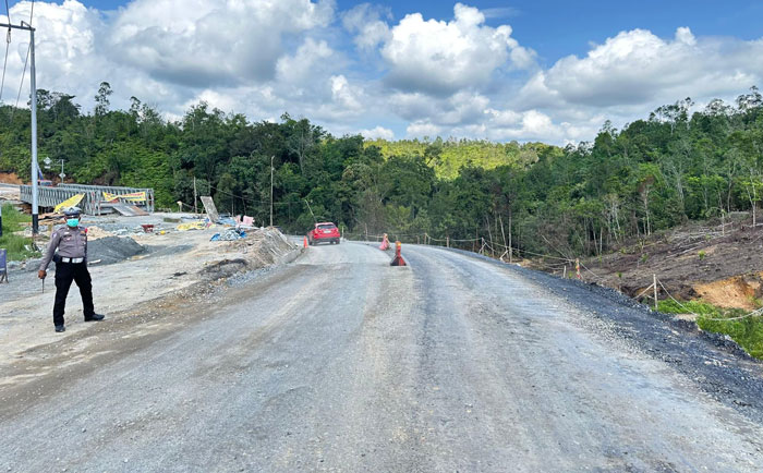 Petugas Satlantas Polres Kampar tampak berjaga di lokasi Km 106 Tanjung Alai, Kampar, Ahad (29/12/2024).