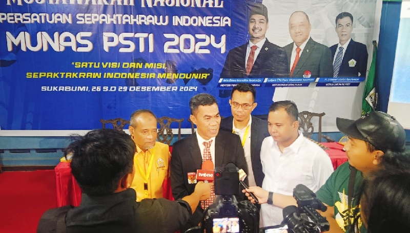 Ketua PSTI Riau, Rudianto Manurung (2 kanan, baju putih) saat ikut mendampingi Ketua PB PSTI Terpilih, H Asnawi Abdul Rachman (2 kiri) saat menjawan pertanyaan wartawan dalam Munas PSTI 2024.