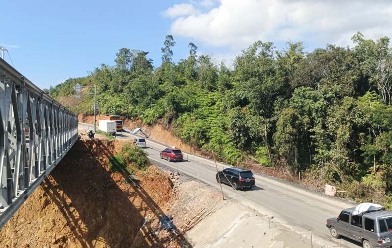 Kendaraan melewati  jalan Riau-Sumbar di Desa Tanjung Alai, XIII Koto Kampar, Kabupaten Kampar secara dua arah, Ahad (29/12/2024).
