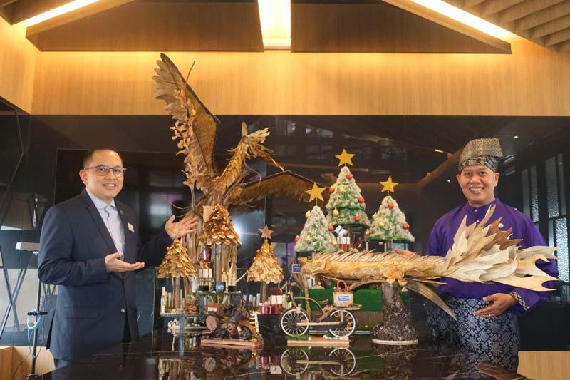 General Manager Novotel Pekanbaru Sentot Lasiyanto (kiri) bersama Art & Service Manager Novotel Pekanbaru Iwan Raswan (kanan) memperlihatkan hasil kreasinya produk limbah