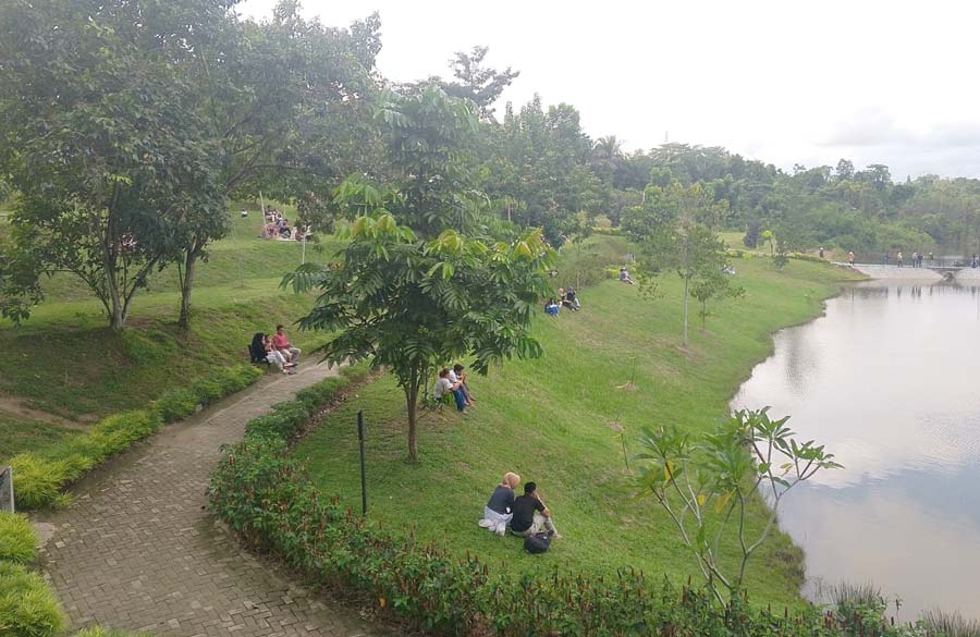 Para pengunjung taman rekreasi Unilak saat berwisata, Ahad (29/12/2024).