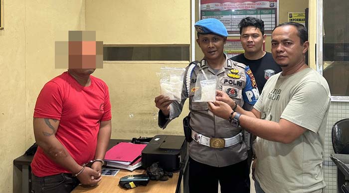 Salah seorang tersangka sabu berinisial AR diamankan beserta barang bukti di ruang Satres Narkoba Polres Rohul, Ahad (29/12/2024).