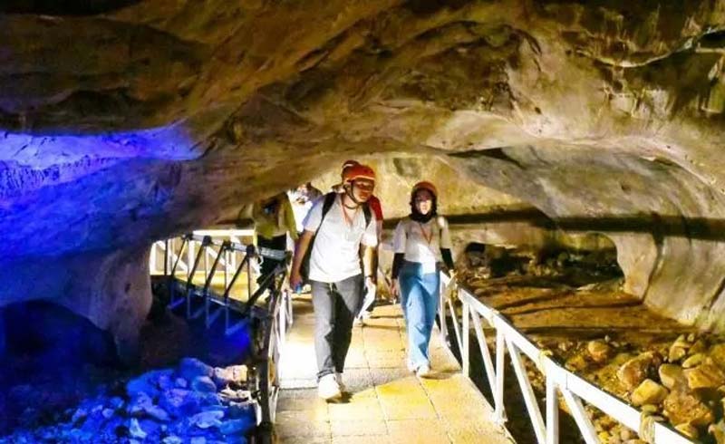 Pengunjung saat berada di dalam Goa Kelelawar Padayo, Kelurahan Indarung, Kecamatan Lubukkilangan, Kota Padang, baru-baru ini. Goa ini jadi objek wisata yang banyak dikunjungi