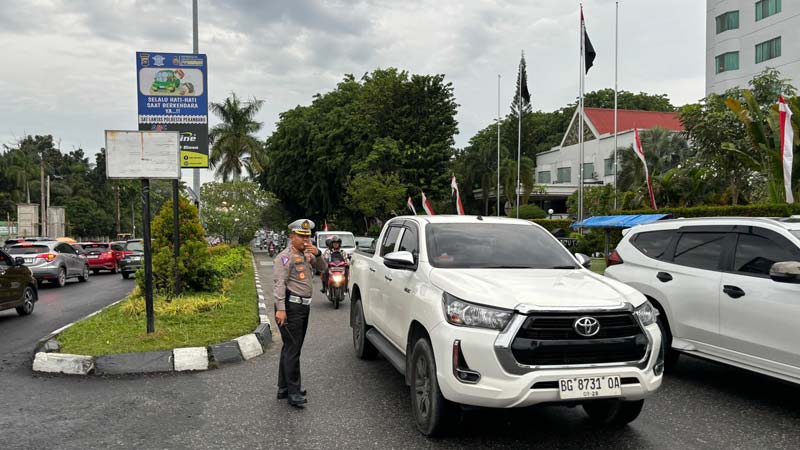 Dirlantas Polda Riau Kombes Pol Taufiq Lukman saat melakukan pengaturan lalu lintas di Jalan Diponegoro, Ahad (29/12/2024).