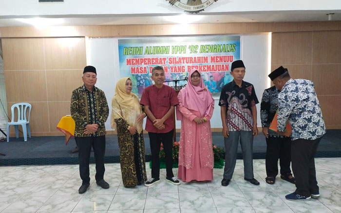 Sejumlah alumni 1992 YPPI Bengkalis temu kangen sesamenya dan para gurunya saat menggelar reuni alumni 1992 YPPI Bengkalis di Aula Gedung Daerah Laksamana Raja Dilaut, Senin (30/12/2024).