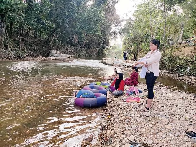 Lokasi arum jeram Desa Sungai Kelelawar, Kecamatan Hulu Kuantan, Kabupaten Kuansing menjadi salah satu liburan keluarga.