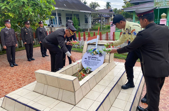 Kapolres Kuansing AKBP Pangucap Priyo Siegito SIK MH melakukan tabur bunga di makam pahlawan KH Umar Usman, Senin (30/12).