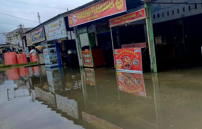 Hujan deras yang menerjang sebagian Kota Pekanbaru menyebabkan beberapa ruas jalan dan rumah warga terendam banjir.