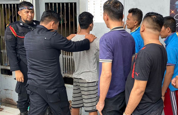 Petugas sipir Lapas Kelas IIA Bengkalis memeriksa napi dalam razia rutin menjelang pergantian tahun di Lalas Bengkalis, Senin (30/12/2024).