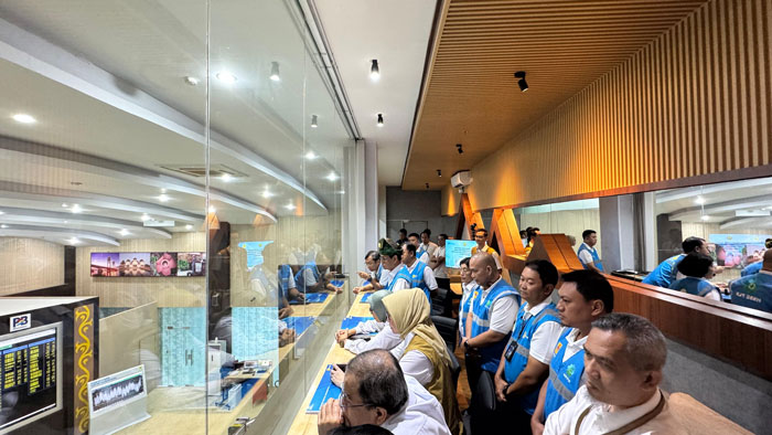 Wakil Menteri Energi dan Sumber Daya Mineral (ESDM) Yuliot Tanjung melakukan peninjauan langsung ke lokasi Sumatera Control Center (SCC) di Pekanbaru, Sabtu (28/12/2024).