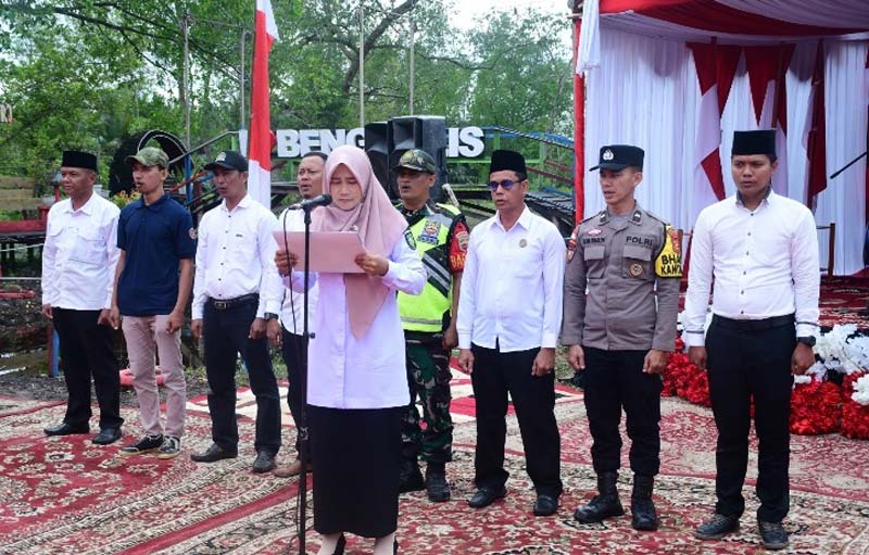 Pj Kades Jangkang, Juminah, dan lapisan masyarakat mengucapkan ikrar dan komitmen bersama membebaskan Jangkang dan Deluk dari narkoba, di halaman Kantor Desa Jangkang