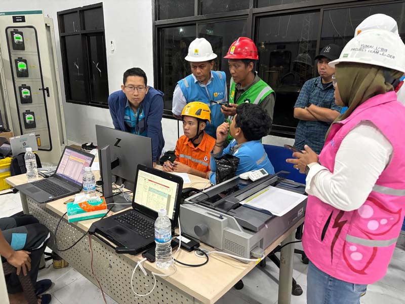Tim PLN sedang mengecek keandalan kelistrikan selama Nataru.